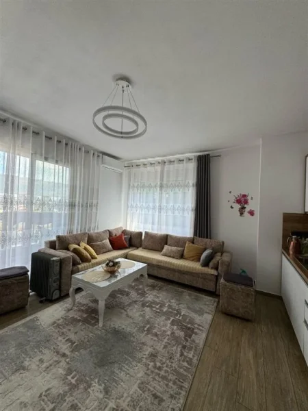 Tirane, jepet me qera apartament 1+1+Ballkon Kati 5, 76 m² 550 € (rruga egnatia)