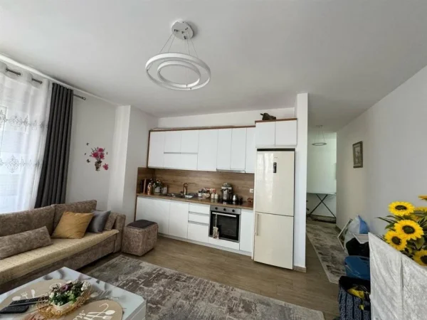Tirane, jepet me qera apartament 1+1+Ballkon Kati 5, 76 m² 550 € (rruga egnatia)