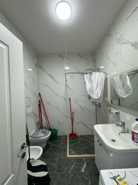 Tirane, jepet me qera apartament 1+1+Ballkon Kati 5, 76 m² 550 € (rruga egnatia)
