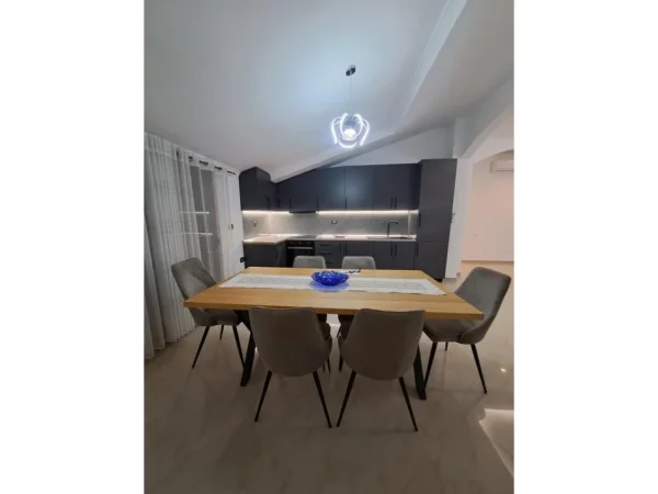 Tirane, jepet me qera apartament 2+1 Kati 3, 144 m² 480 € (Selit)