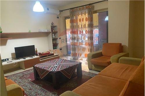 Tirane, jepet me qera apartament 2+1 , 70 m² 400 € 
