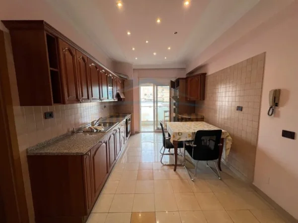 Tirane, jepet me qera apartament 2+1 Kati 6, 116 m² 1.100 € (Bllok)