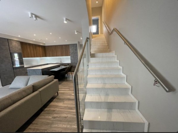 Tirane, jepet me qera Vile 2 Katshe Kati 1, 245 m² 3.000 € (TEG)