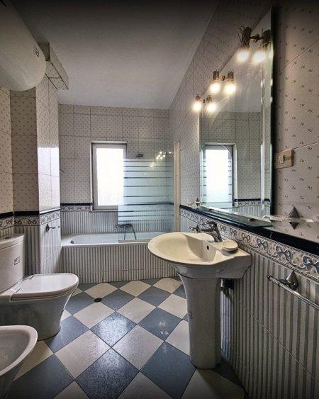 Tirane, jepet me qera apartament 3+1+Ballkon Kati 9, 250 m² 1.200 € (STADIUMI DINAMO)