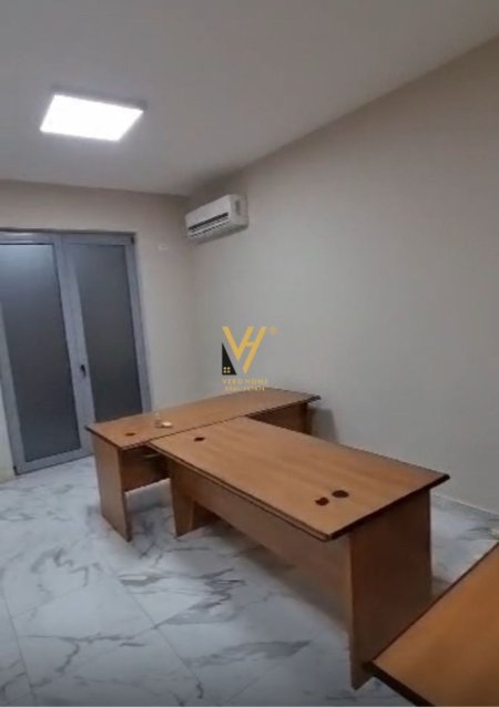 Tirane, jepet me qera zyre Kati 3, 70 m² 380 € (RRUGA BARDHYL)