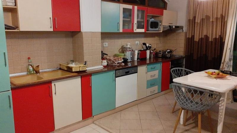 Tirane, jepet me qera apartament 1+1+Ballkon Kati 8, 70 m² 600 € (Rruga Fortuzi)