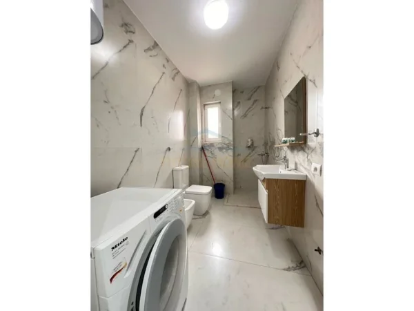 Tirane, jepet me qera apartament 2+1 Kati 3, 77 m² 650 € (Unaza e Re)