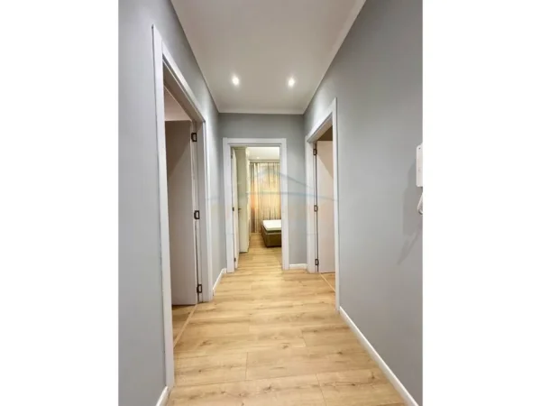 Tirane, jepet me qera apartament 2+1 Kati 3, 77 m² 650 € (Unaza e Re)