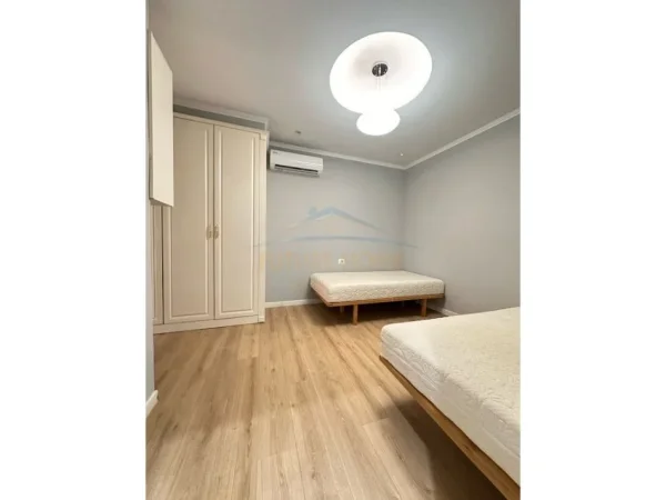 Tirane, jepet me qera apartament 2+1 Kati 3, 77 m² 650 € (Unaza e Re)