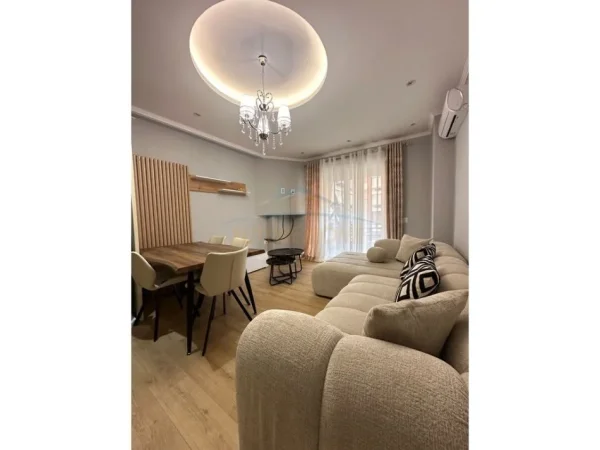 Tirane, jepet me qera apartament 2+1 Kati 3, 77 m² 650 € (Unaza e Re)