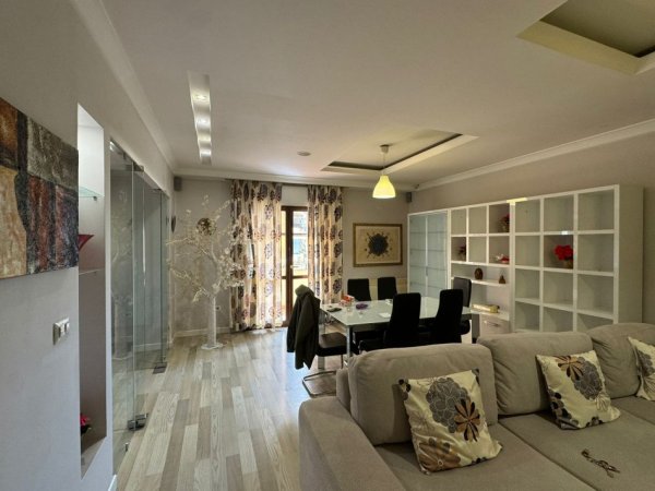 Tirane, jepet me qera apartament 2+1+Aneks+Ballkon Kati 5, 140 m² 850 € (KOMUNA E PARISIT)