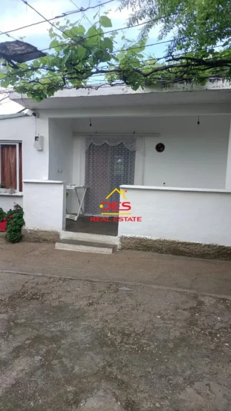 Vlore, shitet shtepi 2+1+Ballkon Kati 0, 100 m² 38.000 € (Rruga Bashkimi , Lubonjë)