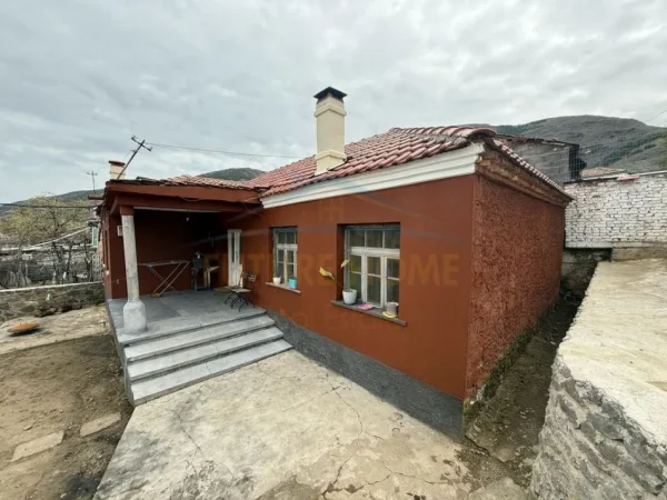 Korce, shitet shtepi 2+1+Ballkon Kati 1, 100 m² 40.000 € (Barç, Korçë)