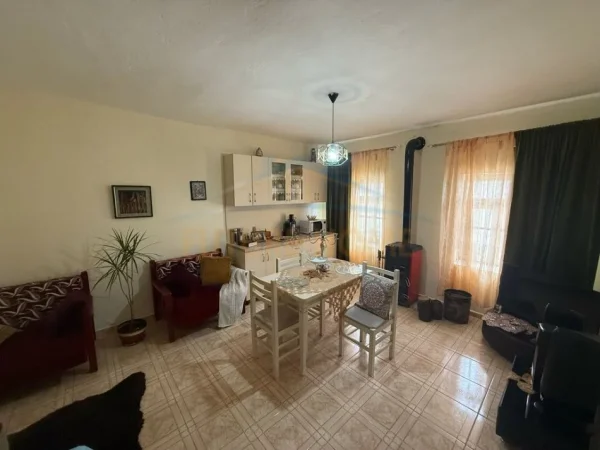 Korce, shitet shtepi 2+1+Ballkon Kati 1, 100 m² 40.000 € (Barç, Korçë)