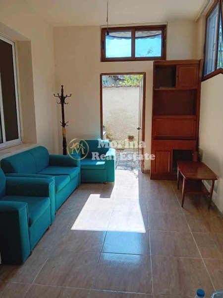 Tirane, jepet me qera shtepi 1+1 Kati 1, 60 m² 200 € (Kombinat)