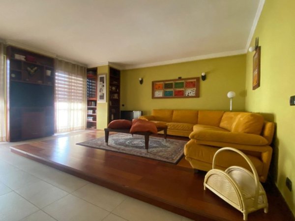 Tirane, jepet me qera apartament 2+1 Kati 5, 120 m² 850 € 