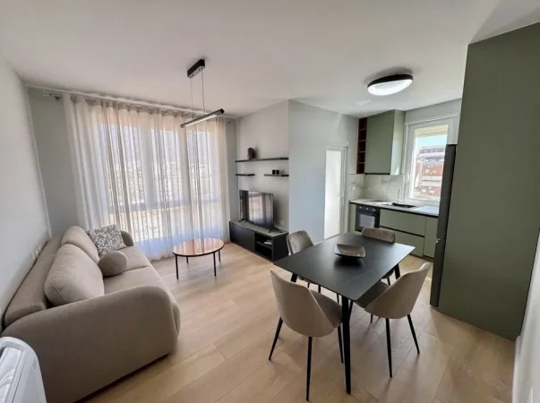 Tirane, jepet me qera apartament 1+1+Ballkon Kati 5, 61 m² 600 € (Ali Demi)