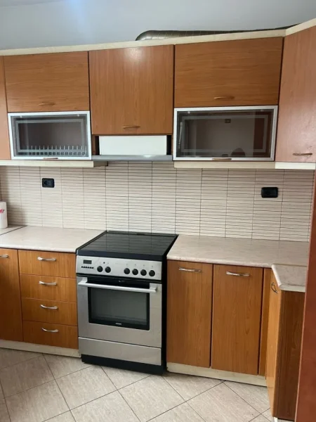 Tirane, jepet me qera apartament 2+1+Ballkon Kati 7, 100 m² 480 € (RRUGA E KAVAJES GLOBE)