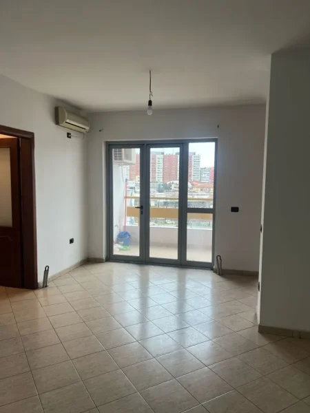 Tirane, jepet me qera apartament 2+1+Ballkon Kati 7, 100 m² 480 € (RRUGA E KAVAJES GLOBE)
