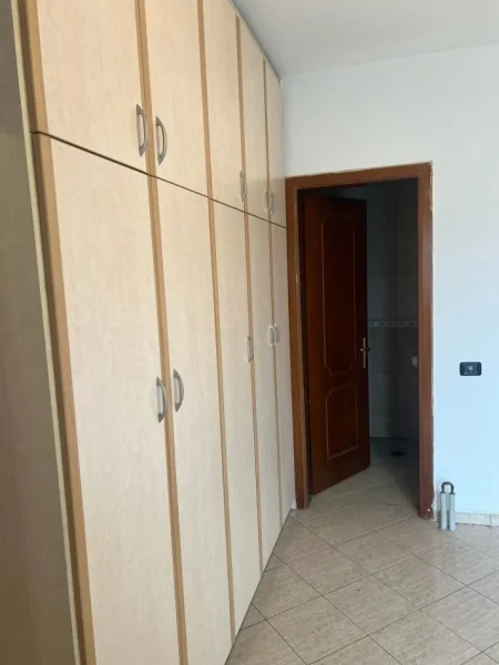 Tirane, jepet me qera apartament 2+1+Ballkon Kati 7, 100 m² 480 € (RRUGA E KAVAJES GLOBE)