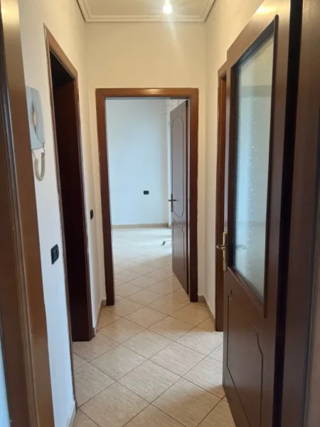 Tirane, jepet me qera apartament 2+1+Ballkon Kati 7, 100 m² 480 € (RRUGA E KAVAJES GLOBE)