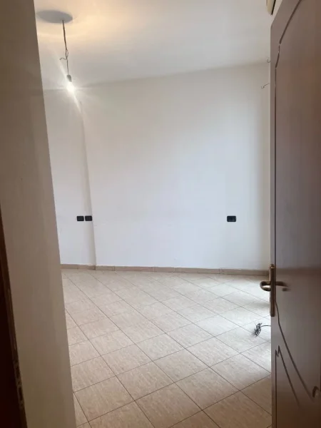 Tirane, jepet me qera apartament 2+1+Ballkon Kati 7, 100 m² 480 € (RRUGA E KAVAJES GLOBE)