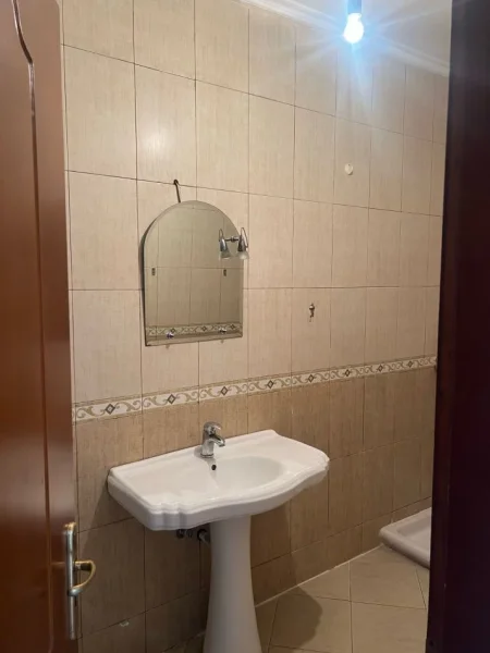 Tirane, jepet me qera apartament 2+1+Ballkon Kati 7, 100 m² 480 € (RRUGA E KAVAJES GLOBE)