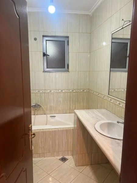 Tirane, jepet me qera apartament 2+1+Ballkon Kati 7, 100 m² 480 € (RRUGA E KAVAJES GLOBE)
