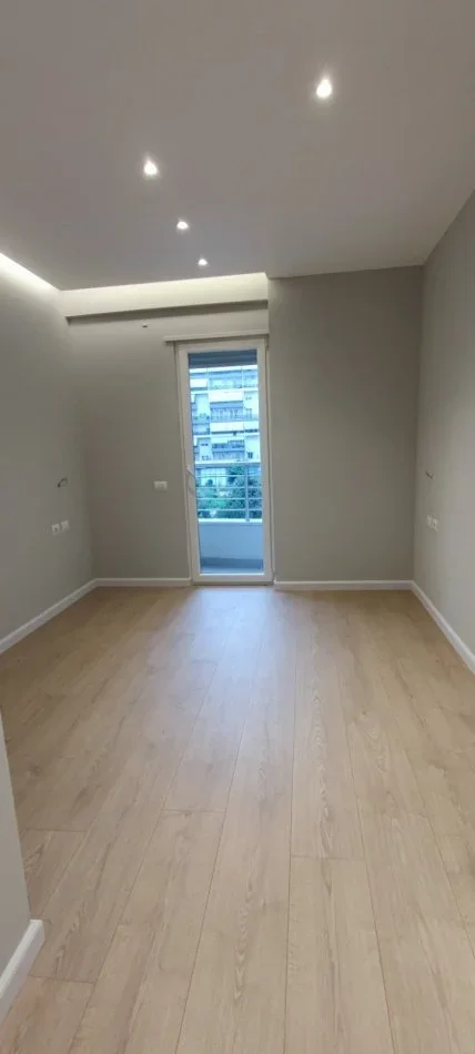 Tirane, jepet me qera ambjent biznesi Kati 2, 120 m² 1.300 € (Komuna e Parisit)