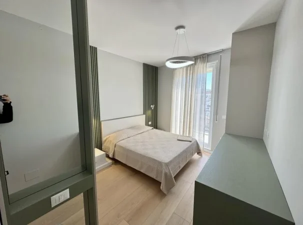 Tirane, jepet me qera apartament 2+1+Aneks+Ballkon Kati 5, 120 m² 900 € (Ali Demi)