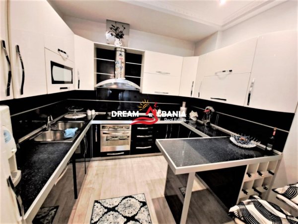 Tirane, jepet me qera apartament 3+1+Ballkon Kati 5, 170 m² 1.000 € (Prane Kompleksit Delijorgji, ID 4231122)