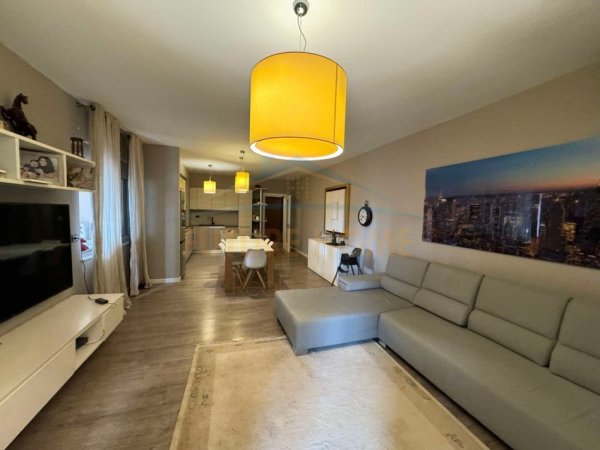 Tirane, jepet me qera apartament 2+1 Kati 5, 103 m² 1.500 € (Bllok)