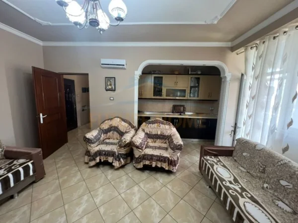 Korce, shitet apartament 1+1+Ballkon Kati 3, 72 m² 46.000 € (Lagjia 16, Korçë)