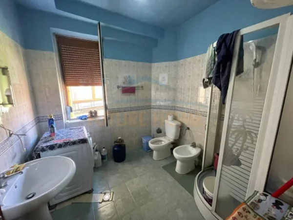 Korce, shitet apartament 1+1+Ballkon Kati 3, 72 m² 46.000 € (Lagjia 16, Korçë)