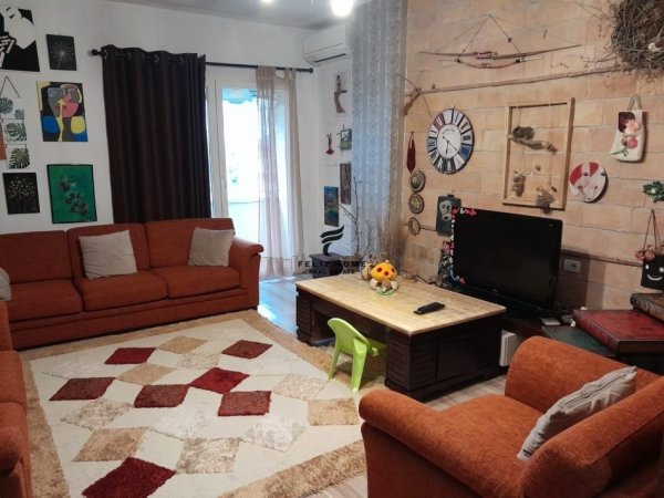 Tirane, jepet me qera apartament 2+1+Ballkon Kati 3, 120 m² 600 € (KOMUNA E PARISIT)