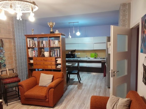 Tirane, jepet me qera apartament 2+1+Ballkon Kati 3, 120 m² 600 € (KOMUNA E PARISIT)