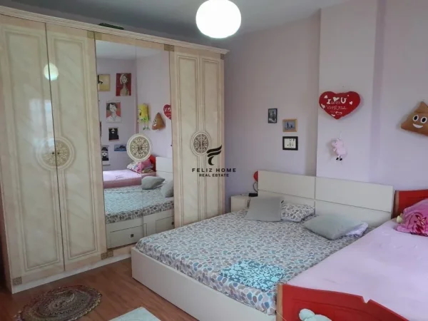Tirane, jepet me qera apartament 2+1+Ballkon Kati 3, 120 m² 600 € (KOMUNA E PARISIT)