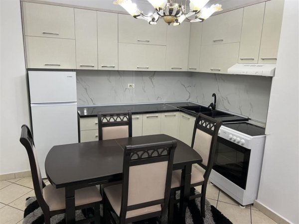 Tirane, jap me qera apartament 2+1+Ballkon Kati 4, 85 m² 600 € (rruga medar shtylla)