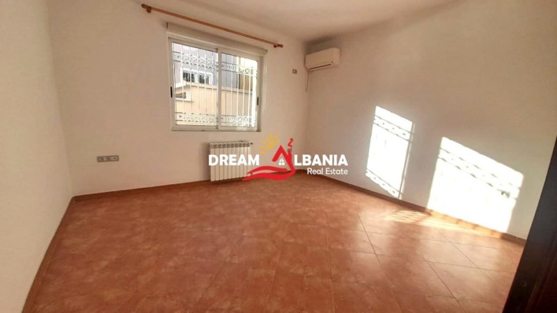 Tirane, jepet me qera apartament 5+1+Aneks+Ballkon Kati 1, 300 m² 2.000 € (Tek Blloku i Vilave Selite, ID 4251275)