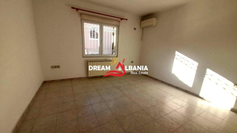 Tirane, jepet me qera apartament 5+1+Aneks+Ballkon Kati 1, 300 m² 2.000 € (Tek Blloku i Vilave Selite, ID 4251275)
