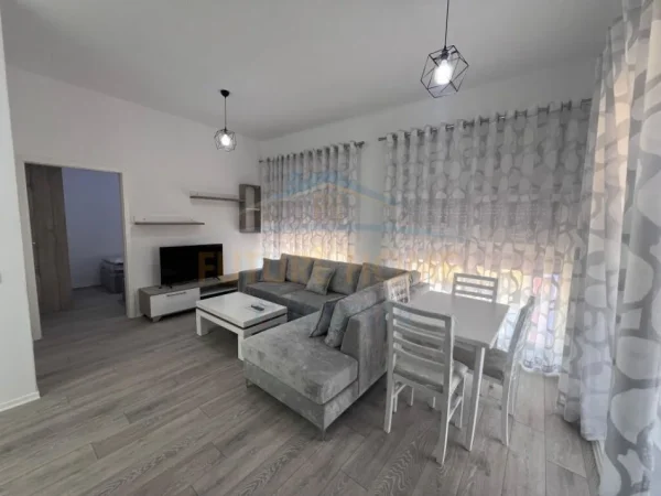 Tirane, jepet me qera apartament 2+1 Kati 5, 93 m² 450 € (ALI DEM MANGALEM)