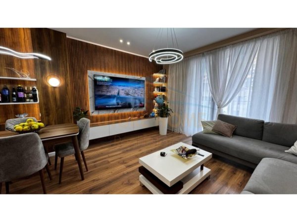 Tirane, jepet me qera apartament 2+1 Kati 3, 105 m² 750 € (Fusha e Aviacionit)