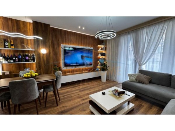 Tirane, jepet me qera apartament 2+1 Kati 3, 105 m² 750 € (Fusha e Aviacionit)