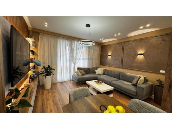 Tirane, jepet me qera apartament 2+1 Kati 3, 105 m² 750 € (Fusha e Aviacionit)