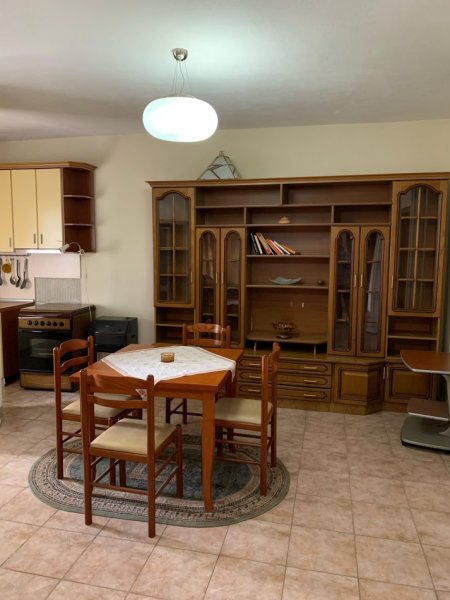Tirane, jepet me qera apartament 1+1+Ballkon Kati 5, 75 m² 600 € (Sheshi Wilson)