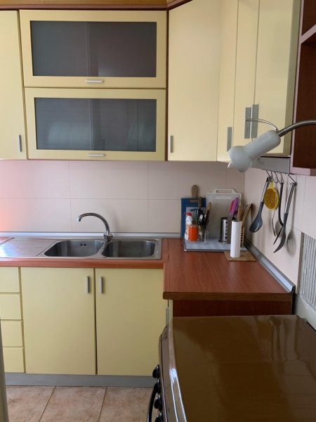 Tirane, jepet me qera apartament 1+1+Ballkon Kati 5, 75 m² 600 € (Sheshi Wilson)