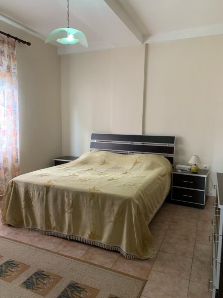 Tirane, jepet me qera apartament 1+1+Ballkon Kati 5, 75 m² 600 € (Sheshi Wilson)