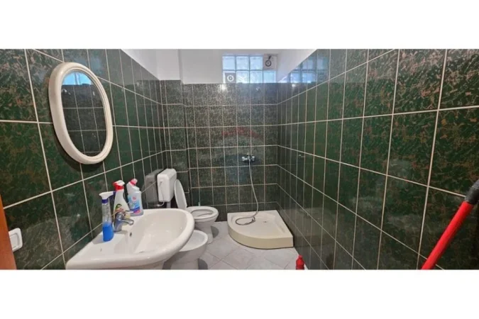 Tirane, jepet me qera apartament 1+1 Kati 2, 55 m² 300 € (rruga e thesarit)