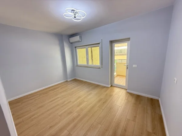 Tirane, shes apartament 2+1+Ballkon Kati 2, 93 m² 265.000 € (rruga Him Kolli)