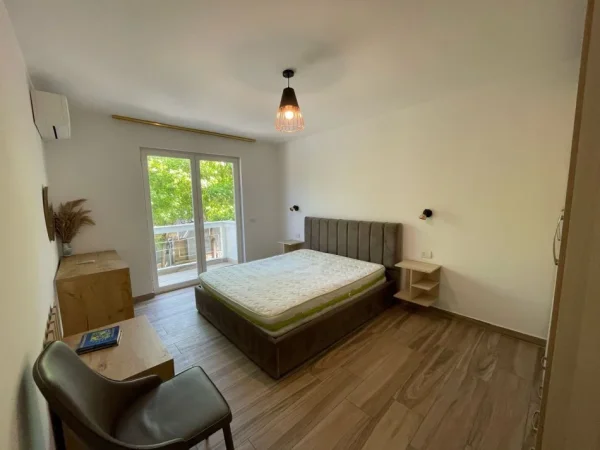 jepet me qera apartament 2+1 i mobiluar tek rr.e durresit
